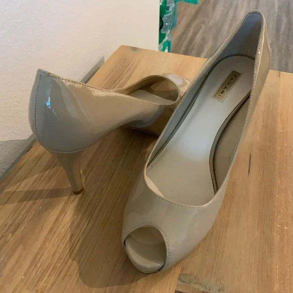 Tahari tan heels - Picture 2 of 2
